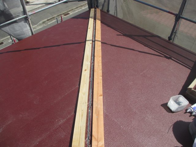 高砂市の葺き替え工事で貫板を施工